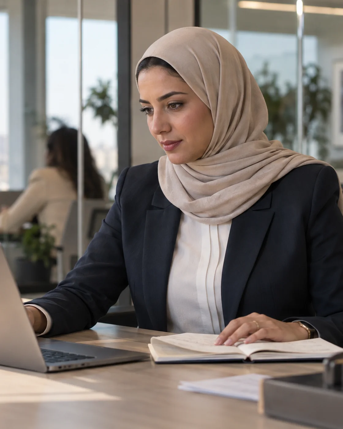 مسؤول امتثال يراجع إحدى الحالات عبر منصة iVoiceUp.